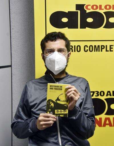 Javier Solís Moreno exhibe su libro.