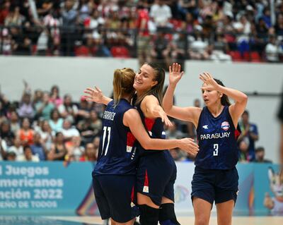 Símbolos del baloncesto, las panteras que se juegan la vida en cada balón. Celebran Carolina Caraves, Paola Ferrari y Marta Peralta.