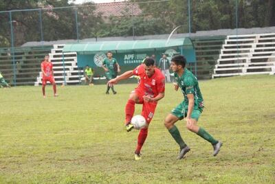 Gilberto González intenta sortear la marca de Luis Benítez (Foto: APF)