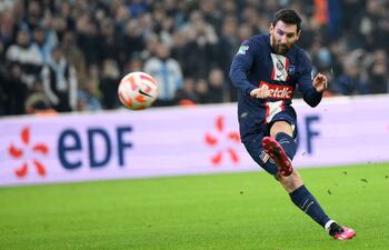 Lionel Messi, candidato a mejor jugador de la FIFA 2022, está lesionado y es duda para enfrentar el martes al Bayern por la Champions.