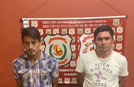 Los presuntos asaltantes Sergio González García y Elvio Cardozo Galeano, detenidos en la sede del departamento Investigaciones de Caaguazú.