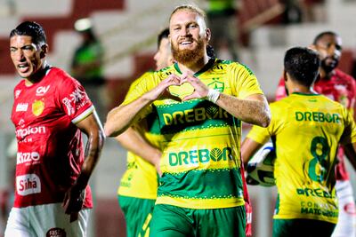 Isidro Pitta celebra su gol para el Cuiabá ante Vila Nova por la Copa Verde.
