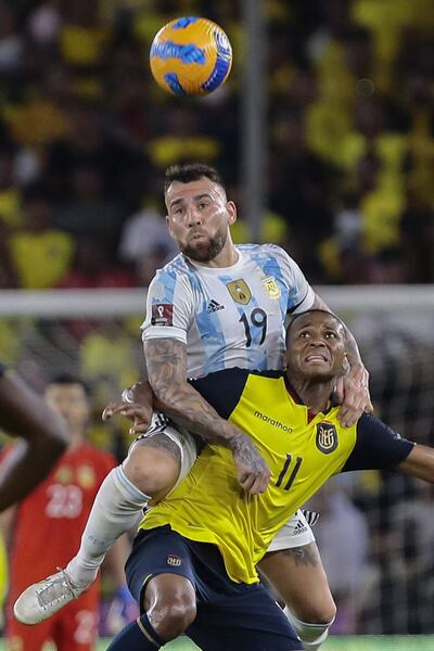 El  argentino Nicolás Otamendi trepa sobre el ecuatoriano Michael Estrada.