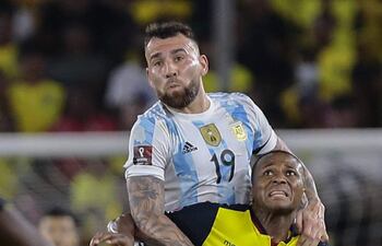El argentino Nicolás Otamendi trepa sobre el ecuatoriano Michael Estrada.