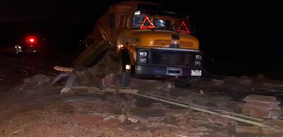 El motociclista muere al ser embestido por camión de gran porte.