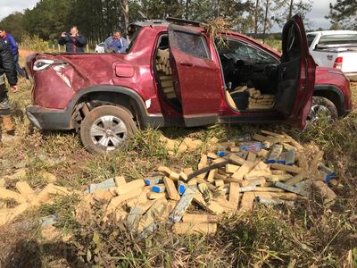 Vuelco de camioneta cargada con marihuana en zona de San Luis, Amambay.