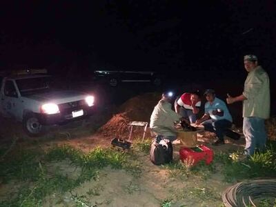 El equipo móvil de Copaco trabajando anoche para restablecer la conexión.