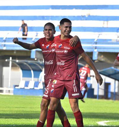 Gustavo Caballero (11) marcó el primer gol de Nacional, el del empate transitorio, y del festejo participa el juvenil Francisco Morel.