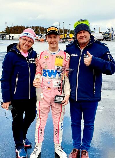 Joshua junto a sus padres Rommy Dick y Ronald.