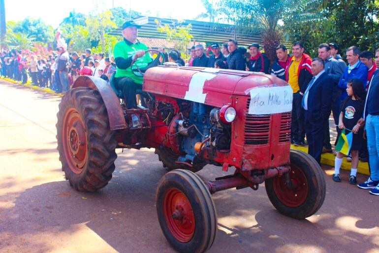 En la parte frontal de cada tractor, camión o implemento agrícola fue colocado un cartel en el que se identificó a la familia propietaria. La participación de los productores rurales puso la nota de peculiaridad al desfile por el aniversario de distritación.