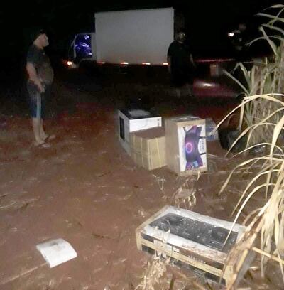 El camión fue abandonado a pocos metros del lugar del asalto y se encontraron algunas cajas de mercaderías esparcidas a su alrededor.