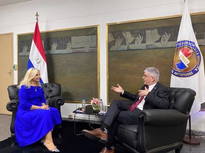 La titular de la Senad, Zully Rolón (izq.) conversó hoy con el embajador de los Estados Unidos de América, Marc Ostfield. Fue en la sede institución antidrogas. (Foto gentileza).