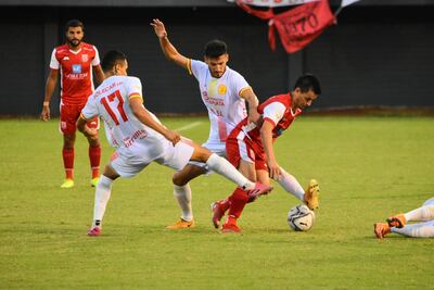 El volante del 3 de Febrero César Llamas intenta superar la marca de Derlys Cabañas (17) y Víctor Fernández. (Foto: APF)