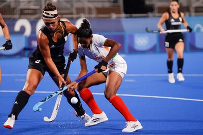 La argentina Agustina Gorzelany (i) durante el partido de semifinales de hockey entre Argentina e India disputado con motivo de los Juegos Olímpicos de Tokio 2020 en el estadio de hockey Oi en Tokio este miércoles. EFE/ Miguel Gutiérrez