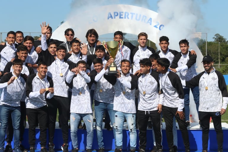 Libertad Campeón de la Sub 17, los gumarelos se alzaron con 10 distinciones.