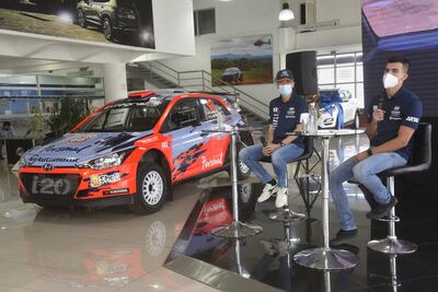 Fabrizio Zaldívar (d) y Carlos Del Barrio ayer en Automotor durante la presentación del nuevo navegante de “Fau” para el rally.