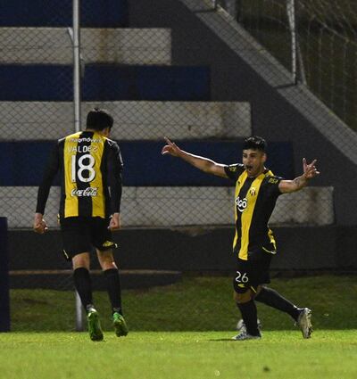 El grito de gol de Marcelo González, autor del único gol del partido, festejando en compañía de Diego Valdez (18).