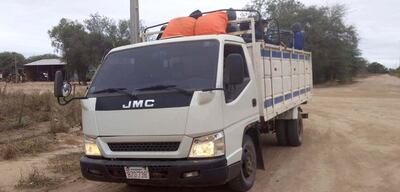 El camión con indígenas que fue interceptado el domingo último por la Policía Nacional.