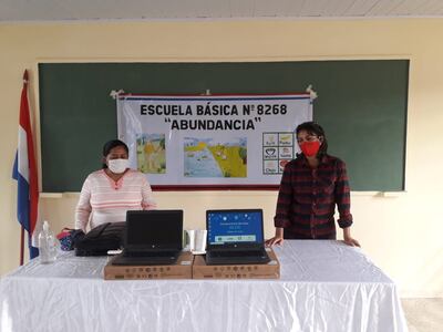 Notebook entregado por el MEC en julio a maestros de una escuela Ishir de Fuerte Olimpo, no pueden utilizar por falta de cobertura de internet.