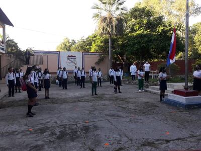 Alumnos del colegio nacional Ángel Muzzolón de Fuerte Olimpo en el primer día de clases.