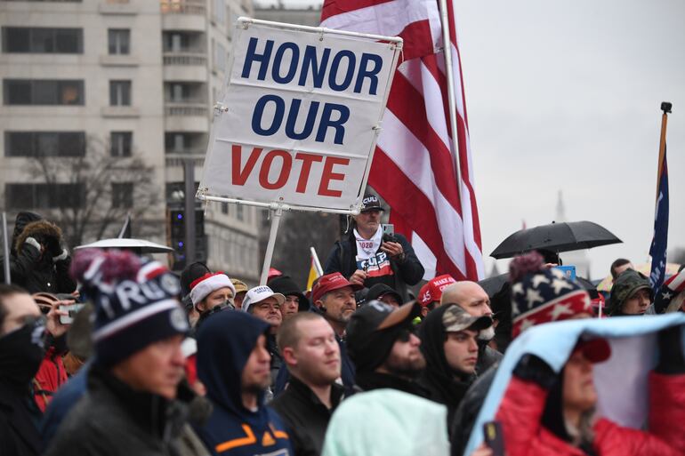 Partidarios del presidente estadounidense Donald Trump se manifiestan este martes en Washington.