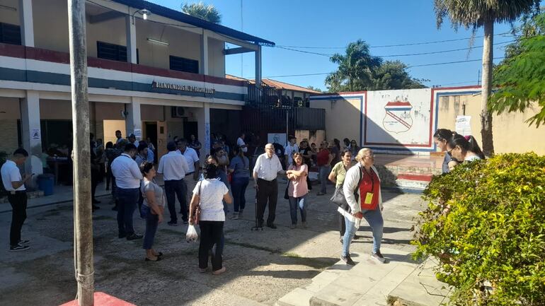 Las votaciones se realizan en el local del Colegio Ángel Muzzolón de Fuerto Olimpo.
