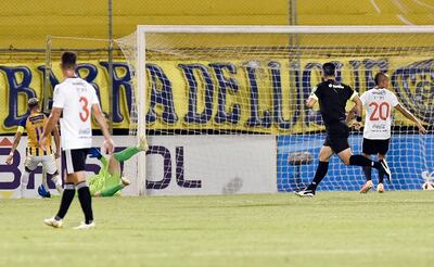 Orlando Gaona Lugo convierte el gol de apertura de Luqueño, tras el rebote de Aguilar tras el remate de Blas Díaz.