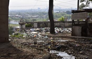 Cables, basura, agua servida, abandono, inseguridad y ocupaciones históricas. Así se puede describir a las plazas frente al Congreso Nacional, y a esta vista que debería ser preciosa, pero resulta de las más peligrosas porque es camino de maleantes.