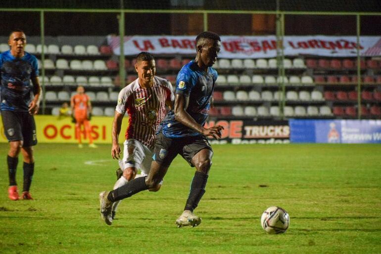 El lateral africano Feyiseitán Asagidigbi se proyecta sobre su andarivel ante la persecución de David Mendieta Chávez. (Foto: APF)