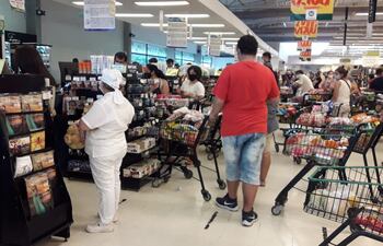 Tras el mensaje erróneo sobre el vencimiento de los saldos del Pytyvõ, el sistema Zimple se vio colapsado en los supermercados.