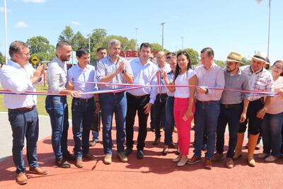 Mario Abdo Benítez (c) inauguró ayer obras financiadas por la EBY en Yabebyry, Misiones.