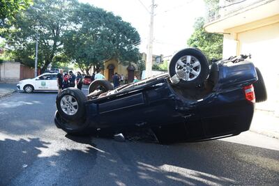 La colisión ocasionó un vuelco espectacular de la camioneta de gran porte, que quedó con las ruedas arriba.
