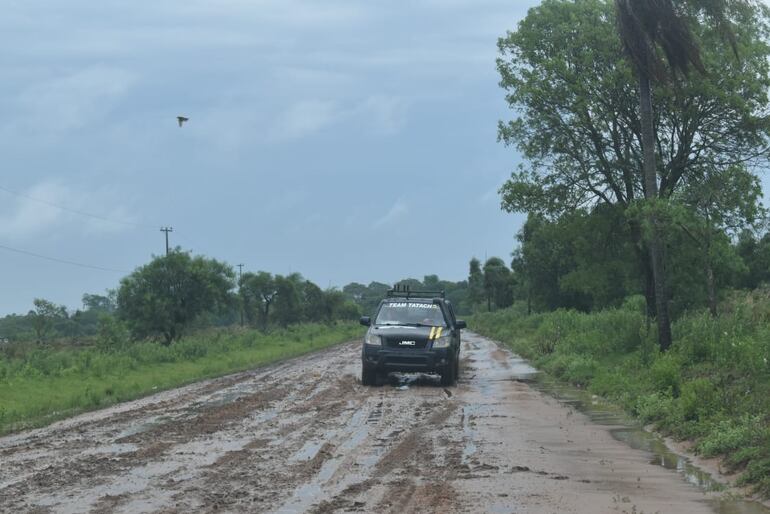 Isleños aguardan camino de todo tiempo.