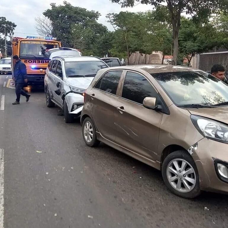 Vehículos afectados en el accidente múltiple en la avenida Madame Lynch.