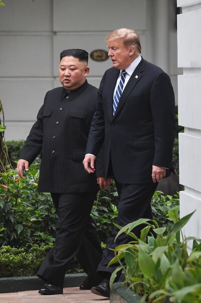 El presidente de Estados Unidos Donald Trump (d) junto al líder norcoreano Kim Jonh-un, durante su encuentro en Hanói, Vietnam, en febrero de 2019.