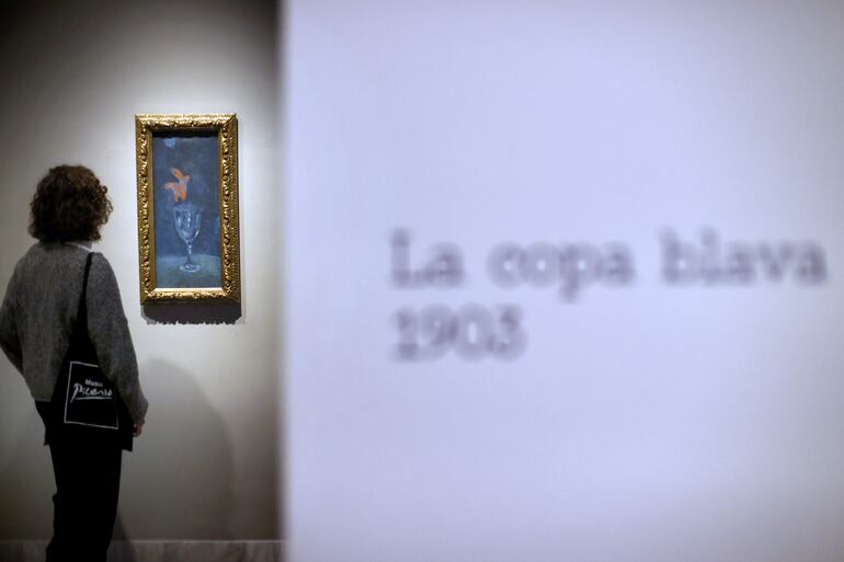  Un visitante observa la obra "La copa blava" (1903), del artista español Pablo Ruiz Picasso, en el Museo Picasso en Barcelona.
