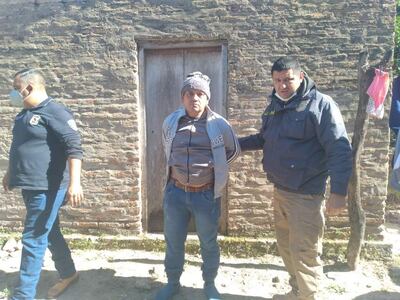 Agentes de Investigaciones apresan a Patricio Quintana Rojas, acusado de haber golpeado y dejar al borde de la muerte a un allegado, en el barrio Guaraní de Pilar.