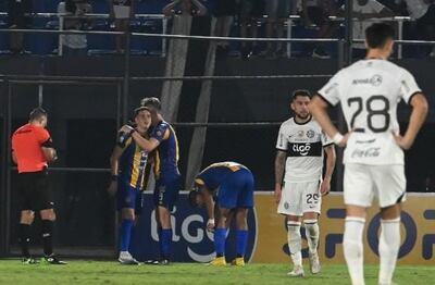 Jugadores del Sportivo Luqueño celebran el tanto en contra de Iván Torres, en el duelo ante Olimpia.