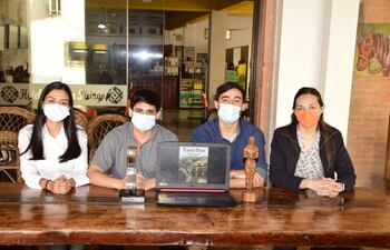 Lic. Natalia Centurión, Ing. Marcos Albarenga, el joven Luis Vega y la Ing. Pamela Kallus, integrantes de la comisión.