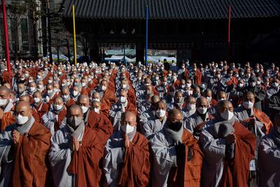 Miles de monjes budistas se manifestaron hoy en Seúl para reclamar al Ejecutivo surcoreano disculpas por las declaraciones de un parlamentario del partido gobernante, quien criticó las tarifas que cobran los templos a los visitantes de parques nacionales.