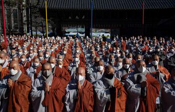 Miles de monjes budistas se manifestaron hoy en Seúl para reclamar al Ejecutivo surcoreano disculpas por las declaraciones de un parlamentario del partido gobernante, quien criticó las tarifas que cobran los templos a los visitantes de parques nacionales.