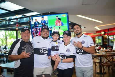 Uno de los grupos de hinchas de Olimpia premiados con la consumición en  “Lo de Osvaldo”.