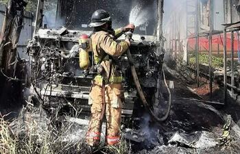 El camión quedó inservible tras ser alcanzado por las llamas que tuvieron como origen la quema de basura.