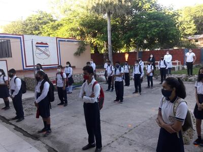 Estudiantes de Fuerte Olimpo en formación durante el primer día de clases presenciales, el 2 de marzo pasado.