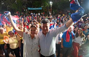 Soledad Núñez y Efraín Alegre durante el acto anoche en la Plaza Italia de Asunción.