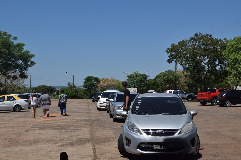 Sector de ingreso a Encarnación, en el Centro de Fronteras. Con el aumento del cupo a 5.000 personas por día para el ingreso a Argentina está cobrando intensidad en movimiento en la frontera.