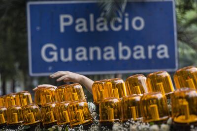 Un acto organizado por Greenpeace para denunciar las 233 muertes dejadas por las lluvias en Petrópolis, frente al "Palácio Guanabara", sede del gobierno del estado, en Río de Janeiro (Brasil). La ONG  Greenpeace denunció este martes que lo sucedido por las lluvias en Petrópolis hace un mes constituye una tragedia anunciada que podía haber sido evitada por las autoridades con medidas para mitigar el cambios climático.