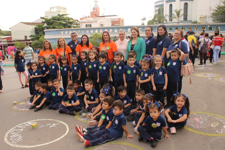 Uno de los grupos de alumnos de educación inicial y sus profesores que esta mañana participaron de la tradicional pintata por el aniversario fundacional de la Villa Serrana. 