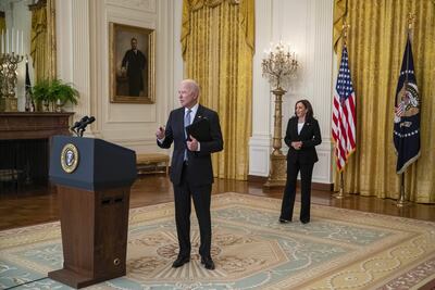 Washington (United States), 17/05/2021.- US President Joe Biden, with Vice President Kamala Harris, stops to respond to a question from the news media following his remarks on the COVID-19 response and the vaccination program from the East Room of the White House in Washington, DC, USA, 17 May 2021. (Estados Unidos) EFE/EPA/SHAWN THEW / POOL