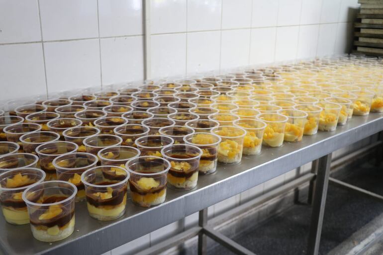 De postre distrutaron la famosa torta tres leche.